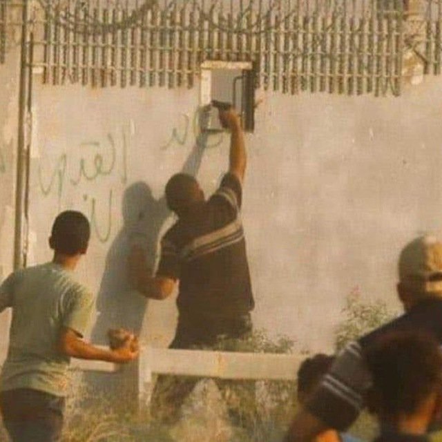 قال تعالى: "لَا يُقَاتِلُونَكُمْ جَمِيعًا إِلَّا فِي قُرًى مُّحَصَّنَةٍ أَوْ مِن وَرَاءِ جُدُرٍ ۚ بَأْسُهُم بَيْنَهُمْ شَدِيدٌ ۚ تَحْسَبُهُمْ جَمِيعًا وَقُلُوبُهُمْ شَتَّىٰ ۚ ذَٰلِكَ بِأَنَّهُمْ قَوْمٌ لَّا يَعْقِلُونَ"