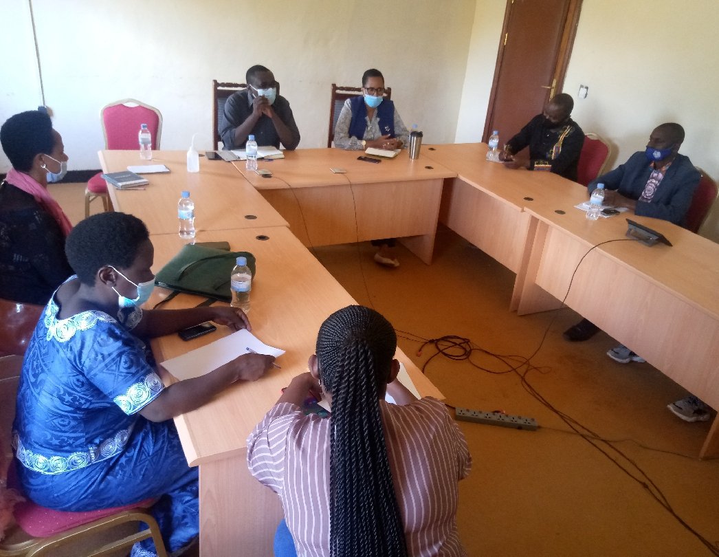 BureraDistrict's tweet photo. V/M ED, @munyanezajoseph ; afatanyije na ES wa @RwandaDairy, MUSIIME UMURUNGI F. bari kungurana Ibitekerezo n'Abanyamuryango ba #RNDP/Burera ku Ngamba zo kunoza no guteza imbere Ibikorwa byo gukusanya,
gutwara no gucuruza Amata;
ndetse no kongerera agaciro ibikomoka ku Mata. https://t.co/G4FO6L9kgQ