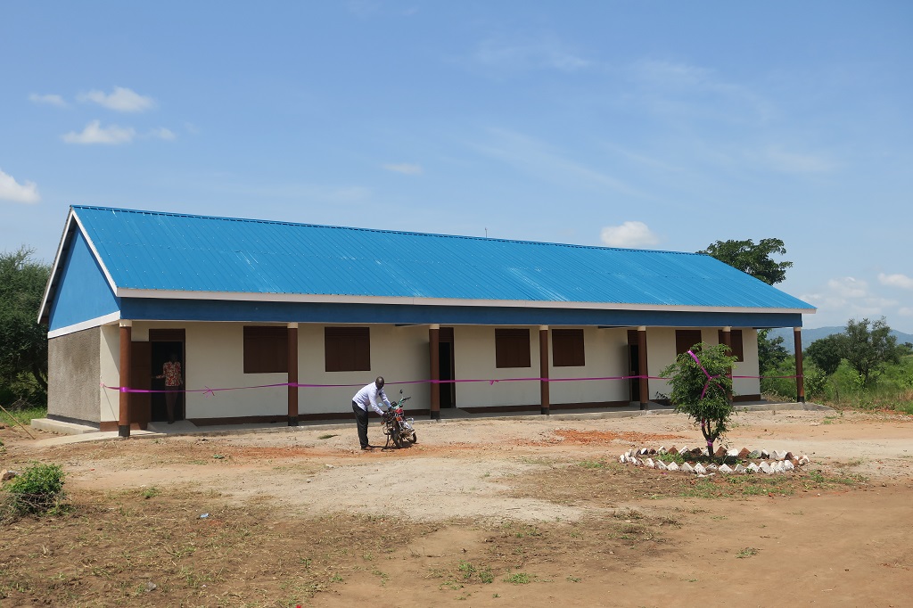 unmissmedia's tweet photo. Heavy rains often meant children in Eastern Equatoria’s Ifwotu district in #SouthSudan couldn’t reach their faraway school. Thanks to #UNMISS, 200+ young learners now have their own brand-new facilities, and hopefully a bright future! Full story: https://t.co/YkWtKwqWZS  #A4P https://t.co/aWFOBSluac