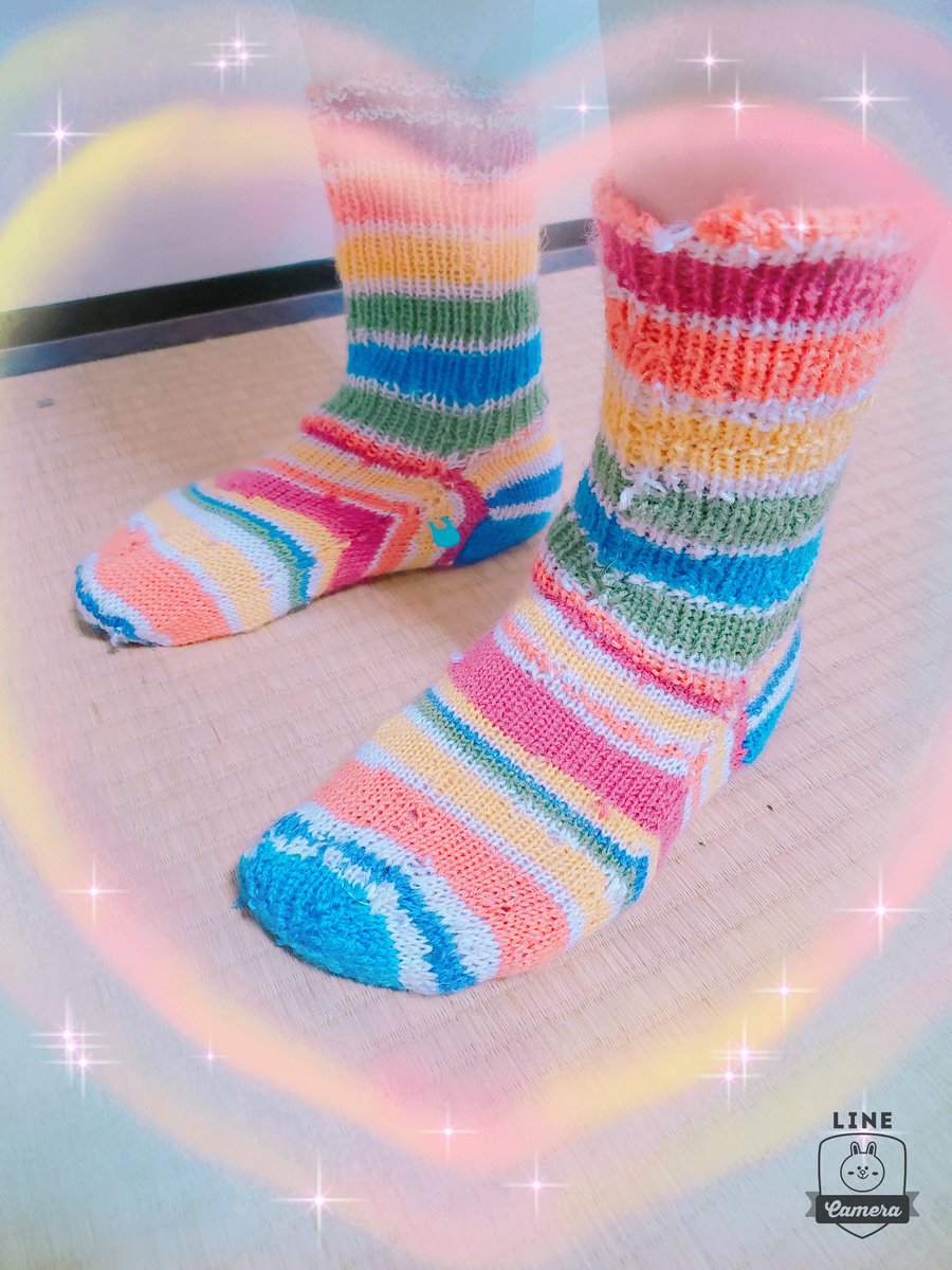 ayumi17572759's tweet photo. やっと完成した
5本針2本で
同時編み
ユザワヤの
フリーソック
デザイン
で母親用に
靴下🧦
編めた🧶
色合わせが
大変だった💦
何回か編み直したから
毛糸がボロボロに
なってしまった😱
#ユザワヤ
#FREESOCK
#毛糸
#編み物 https://t.co/xwiH8WxURD