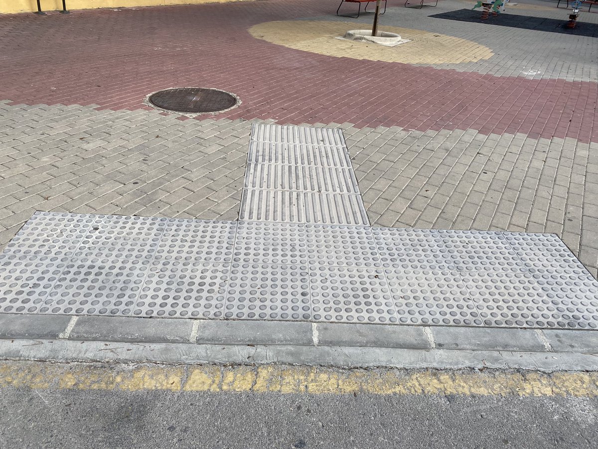 ¿A que nunca te habías fijado en este tipo de baldosas que ya hay en algunos pasos de peatones en Mula?El PAVIMENTO PODOTACTIL tiene una textura en forma de botones y barras que sirve para guiar a la persona con visión reducida hasta los pasos de cebra.
#pavimentopodotactil