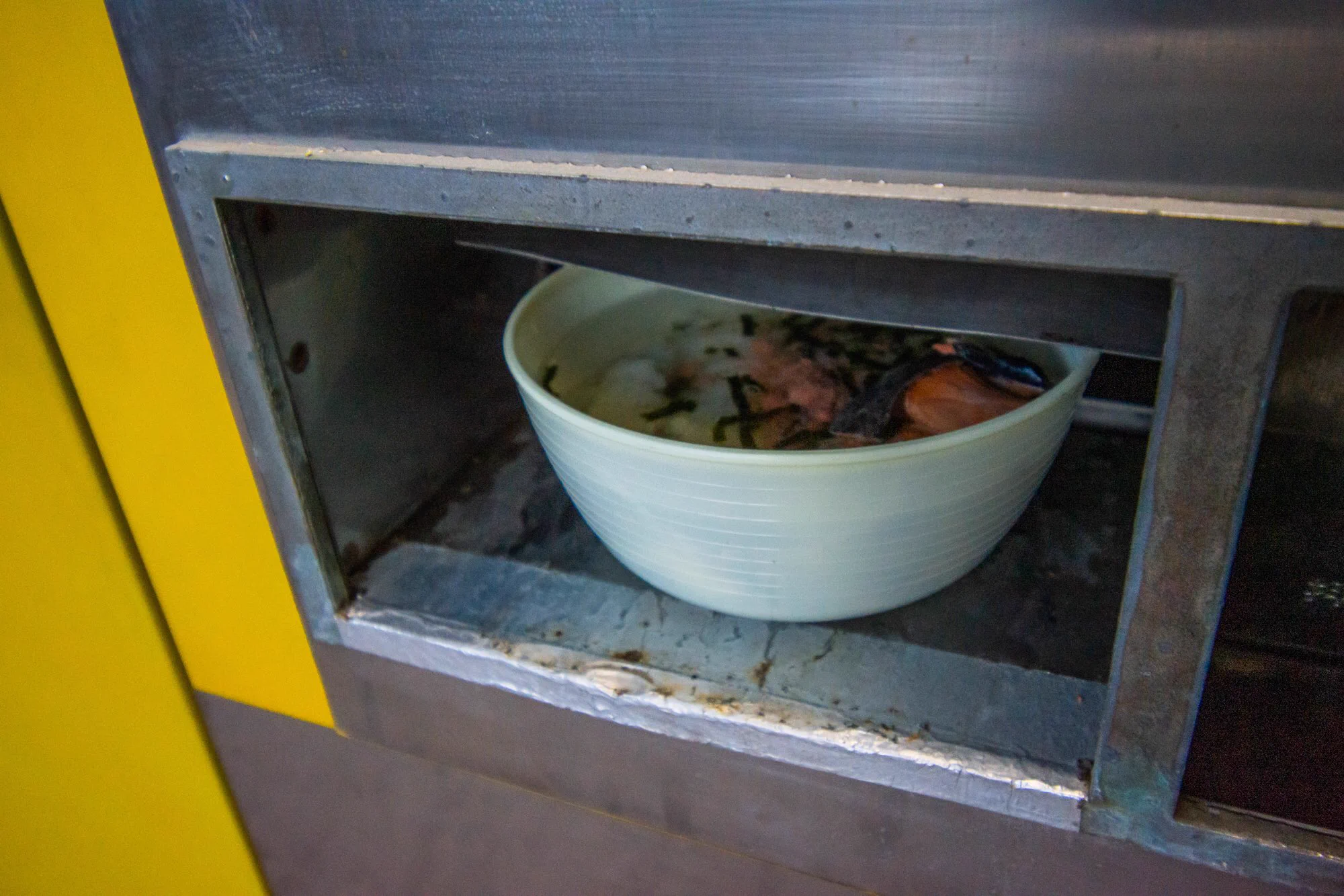 レトロなお茶漬けの自販機に感動！27秒でシャケ茶漬けが食べられる！