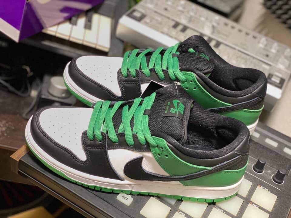 keisukeotaki's tweet photo. SB DUNK LOW クラシックグリーンに合わせるつもりだったTシャツが、発売から数時間でソールドアウト

フジロックのMETAFIVE効果かわからんけど出遅れてツラい。いつまでも残っていつでも買えるもの、NIKEのように欲しくても買えないものの二極化が激しい。どの商材の世界でも
#YSST
#砂原良徳 https://t.co/Q9XyJR0oJ7