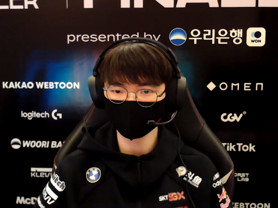 AshleyKang's tweet photo. Faker and kkOma, on going against one another at #LCK finals: 

kkOma- I hope you always stay healthy, full of smiles, that nothing but good things happen to you.

Faker - I also wish you health. And I want us to have a good series at the finals, no matter what the result is. https://t.co/PKPectG0R7
