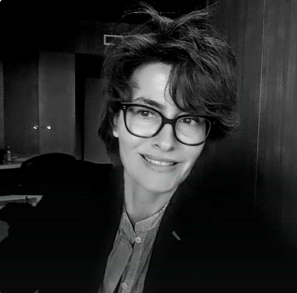 Pauline69006's tweet image. Pour la #visio du matin, avoir le moral dans les #fossettes : une élémentaire politesse. ( Du savoir-vivre via Zoom)