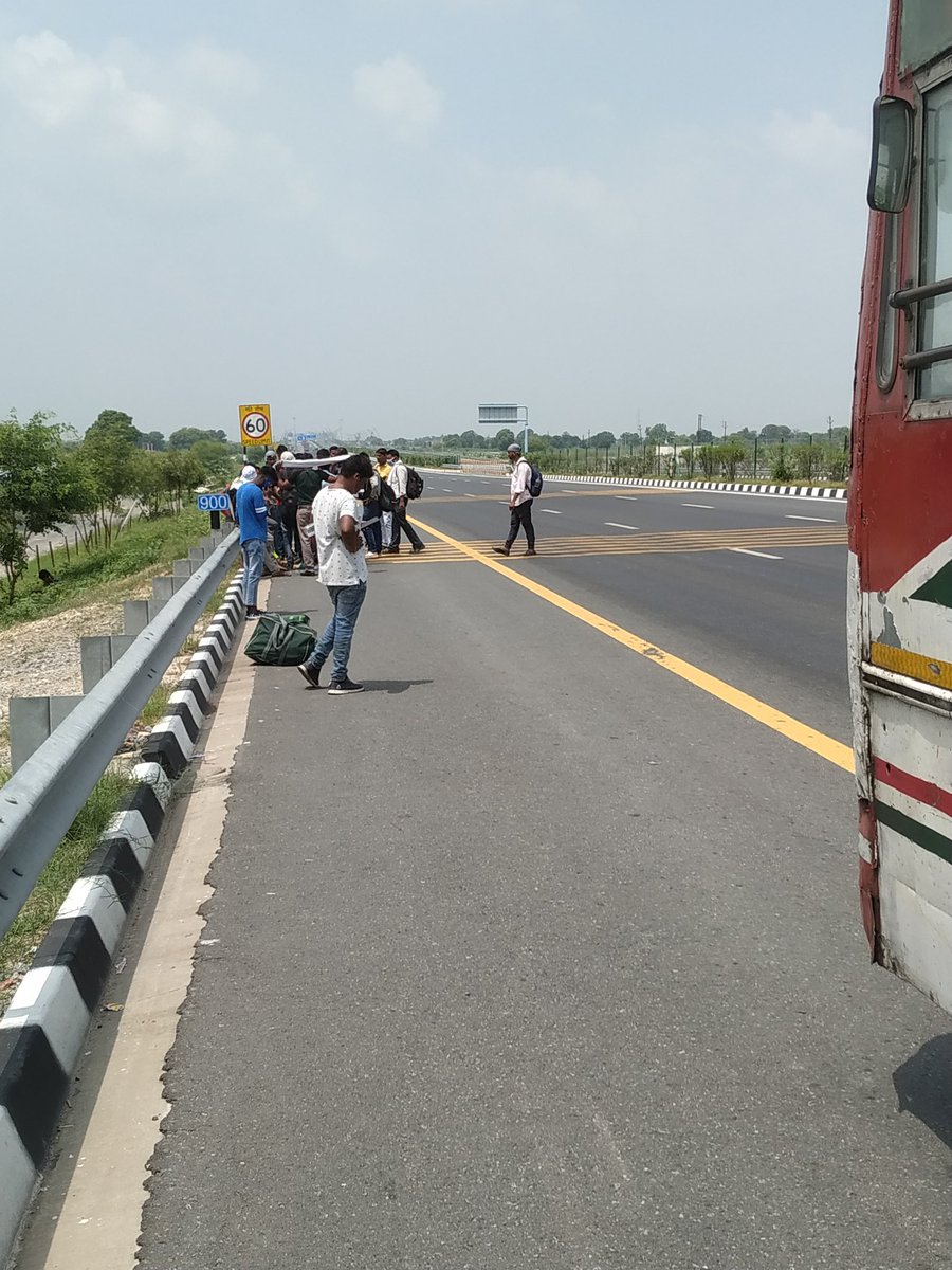 manav_du's tweet image. Bus breakdown at channel no 88 on Lko Agra expressway, passengers are waiting here without water in scorching heat. Conductor is saying wait for another two hours. Please help @myogioffice @Ashokkatariya9 @UPSRTCHQ @yadavakhilesh