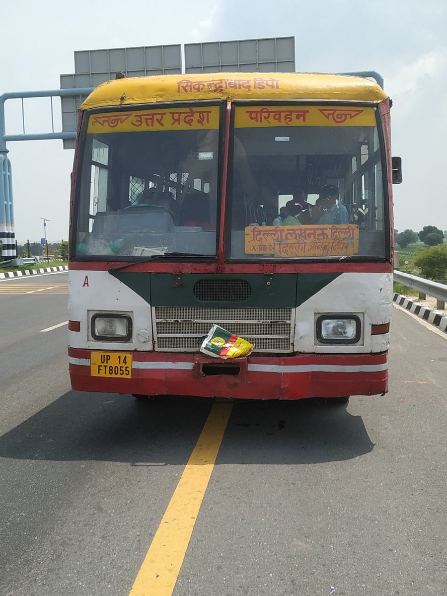 manav_du's tweet image. Bus breakdown at channel no 88 on Lko Agra expressway, passengers are waiting here without water in scorching heat. Conductor is saying wait for another two hours. Please help @myogioffice @Ashokkatariya9 @UPSRTCHQ @yadavakhilesh