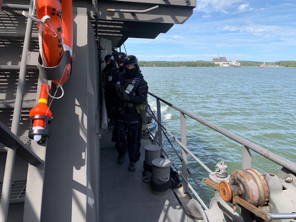 rannikkopr's tweet photo. #Rannikkoprikaati'n Sotilaspoliisikomppania kouluttaa yhteistoiminnassa Länsi-Suomen ja Suomenlahden merivartiostojen kanssa alustarkastajia Rajavartiolaitoksen reserviin. Harjoituksen onnistumisen varmistaa #Rannikkolaivasto sota-aluksillaan. #Yhdessävahva #RLAIV #LSMV #SLMV https://t.co/6Kd3MZ5r5L