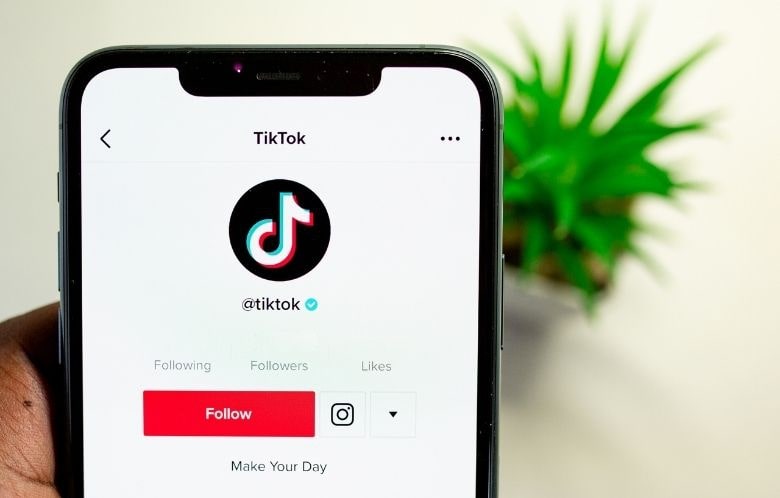 Within the countless niches of #TikTok exists #BookTok: a world of book recs, talks and videos for bibliophiles -- a lovely nook for people who love #books & #reading. Learn more and check out some great examples from @maricopalibrary and @wgrlsnews! 📚 ow.ly/Ilhk50FWuQH
