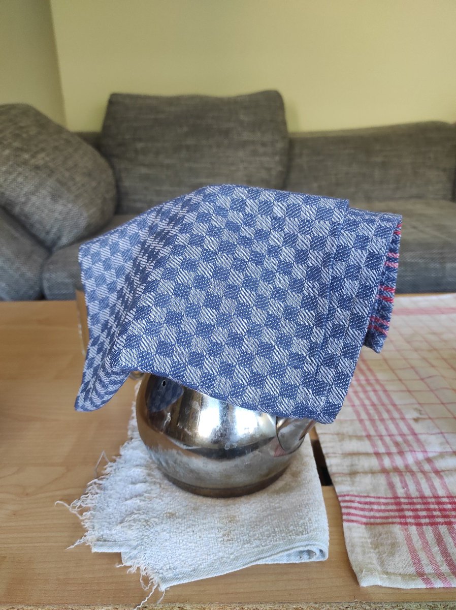Ev arkadaşım çay soğumasın diye üstünü örtmüş.😂