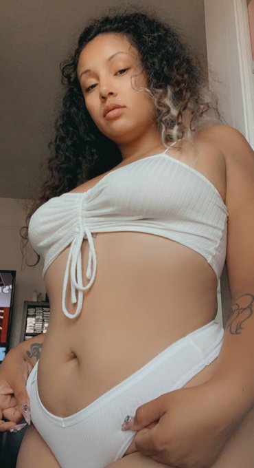 Making the switch from only fans to fansly, who will be my first sub? 😘😘😘😘😘😘😘 https://t.co/leTPtL24XH  &bull;Feet&bull;Ass