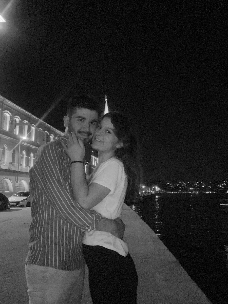 EBeytemur's tweet photo. Değişmem gülüşünü tüm dünya benim olsada 🌹 @melikeboyukyiyt https://t.co/tEuM8UTasF