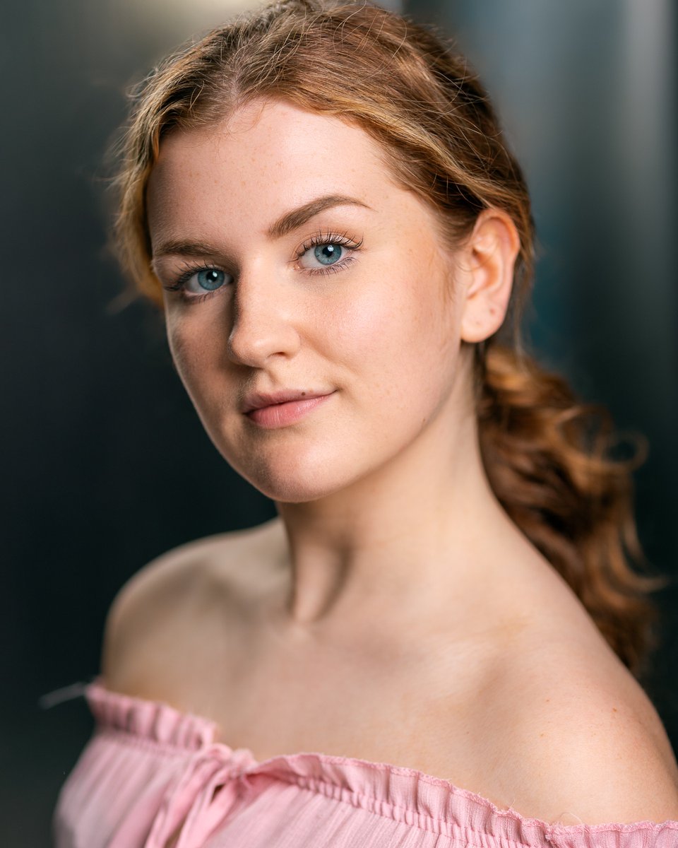 @rachelrothniex in for her graduate headshots.