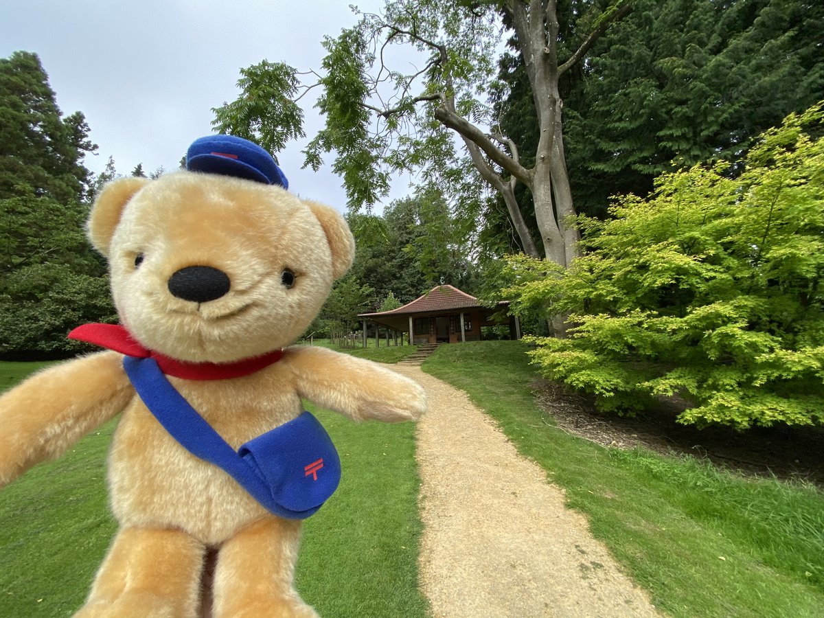 A little bit of home from home for #Posukuma bear, paying a visit to beautiful @BatsfordA with all its Japanese influences. #POSUKUMAinUK POSUKUMA is a character of Japan Post　 ©JAPAN POST Co.,Ltd. bit.ly/3eoATUr @VisitBritain_JP @VisitBritain @cotswoldsinfo