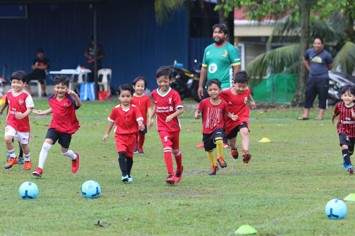 Kanak-kanak sentiasa ingin bermain tidak kira panas ataupun hujan.

Footykids academy sediakan persekitaran bermain bola sepak dari seawal 4 tahun.

#letthemplay #grassrootfootball #rindubolasepak