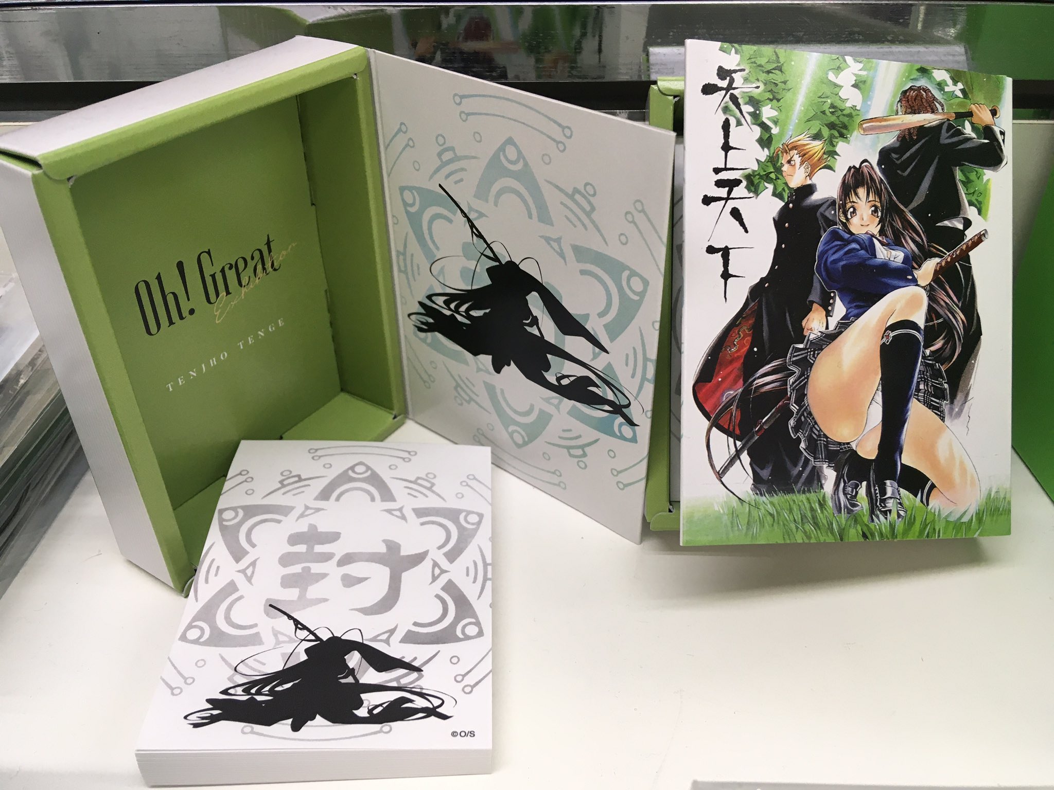 ট ইট র 大暮維人展 Oh Great Exhibition 公式 大暮維人展 グッズのご紹介です 展示4作品のコミックス１巻をモチーフにしたbox付きのメモ帳です メモを使い終わったら小物入れとして使用可能です 大暮維人 天上天下 エア ギア バイオーグ