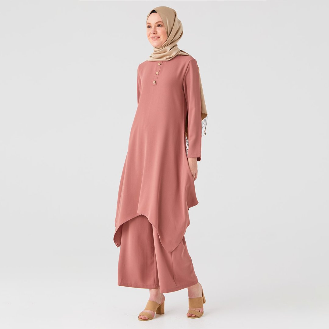 Asimetrik kesim tunik ve rahat pantolonun buluştuğu ikili takım 🌸
bit.ly/3DfJrrw

#etesettür #moda #stil #trend #onlinealışveriş #alışveriş #indirim #tesettür #tesettürgiyim  #fashion #fashionstyle #onlineshop #discount #freeshipping #takım #takımmodelleri #nassah