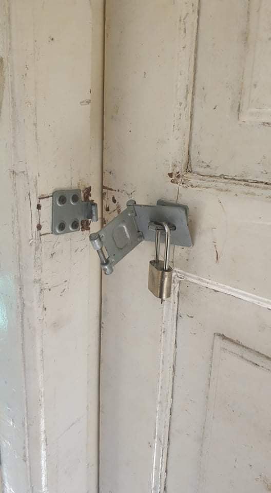 MizzimaNews's tweet photo. The junta’ army smashed the staff housing of Wammathu Hospital in #Mindat, #Chin State, and encamped there.
#Mizzima #Myanmar #violence #crackdown
မင်းတပ်မြို့နယ် ဝမ္မသူးတိုက်နယ်ဆေးရုံဝင်းအတွင်းရှိ ဝန်ထမ်းအိမ်ရာများကို ဖျက်ဆီးကာ ထိုအိမ်ရာတွင် စစ်ကောင်စီတပ်က ဝင်ရောက်တပ်စွဲလျှက်ရှိ https://t.co/QV7IxWTbRg