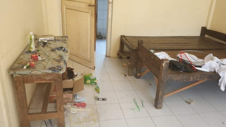 MizzimaNews's tweet photo. The junta’ army smashed the staff housing of Wammathu Hospital in #Mindat, #Chin State, and encamped there.
#Mizzima #Myanmar #violence #crackdown
မင်းတပ်မြို့နယ် ဝမ္မသူးတိုက်နယ်ဆေးရုံဝင်းအတွင်းရှိ ဝန်ထမ်းအိမ်ရာများကို ဖျက်ဆီးကာ ထိုအိမ်ရာတွင် စစ်ကောင်စီတပ်က ဝင်ရောက်တပ်စွဲလျှက်ရှိ https://t.co/QV7IxWTbRg