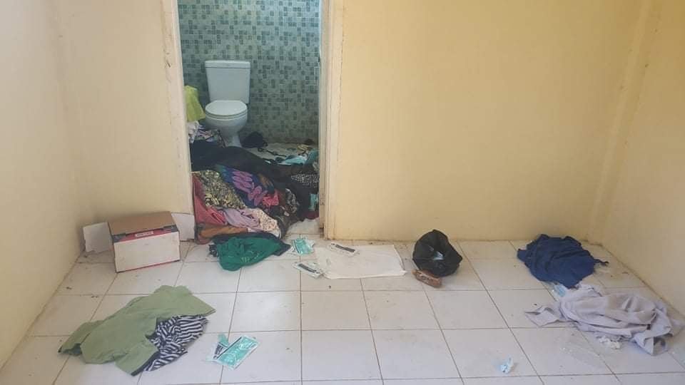 The junta’ army smashed the staff housing of Wammathu Hospital in #Mindat, #Chin State, and encamped there.
#Mizzima #Myanmar #violence #crackdown
မင်းတပ်မြို့နယ် ဝမ္မသူးတိုက်နယ်ဆေးရုံဝင်းအတွင်းရှိ ဝန်ထမ်းအိမ်ရာများကို ဖျက်ဆီးကာ ထိုအိမ်ရာတွင် စစ်ကောင်စီတပ်က ဝင်ရောက်တပ်စွဲလျှက်ရှိ