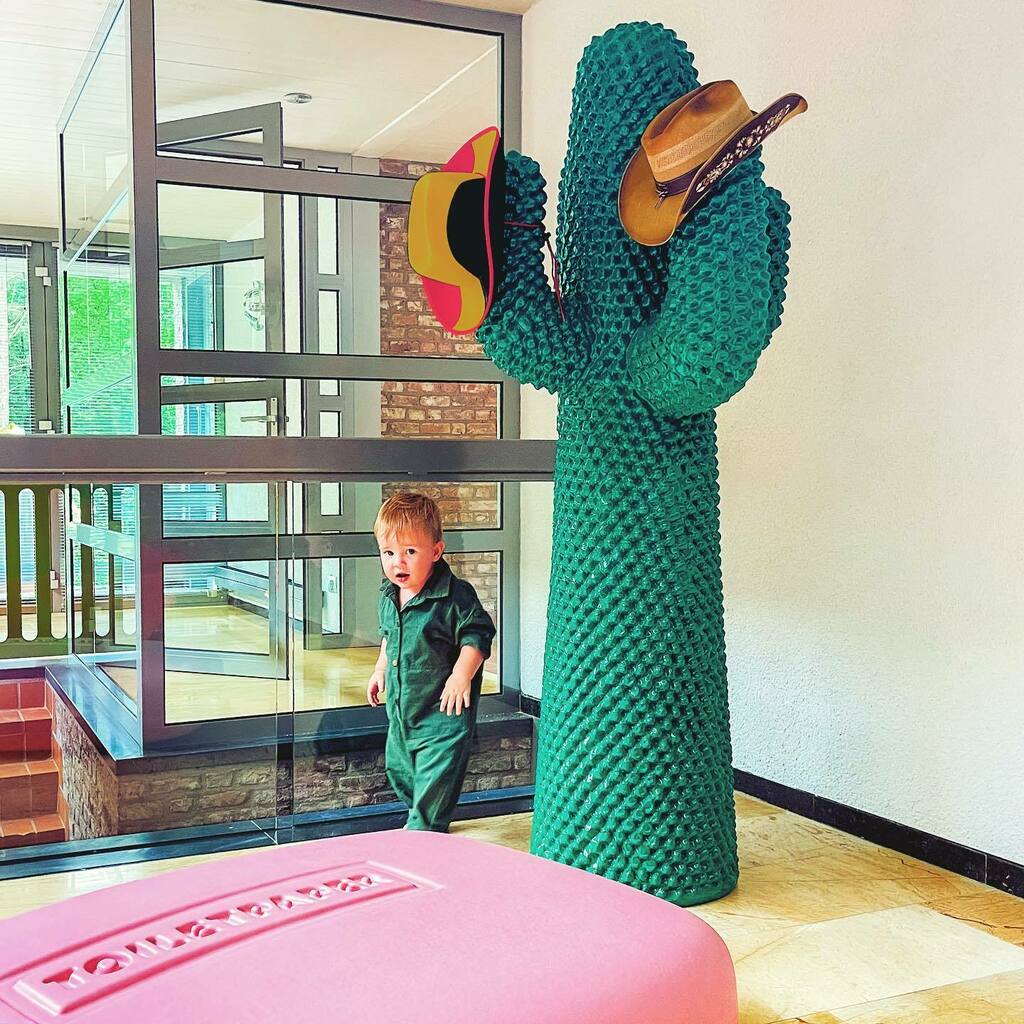 therealrsharkey's tweet image. The house of 1974 isn’t complete without @gufram and a miniature factory worker🌵🧼 

#gufram #toiletpapermagazine @toiletpapermagazineofficial #brutalism #brutalist #brutalistarchitecture #gufram #1970s #elvis #elvissharkeysmeets #jobsmeets #interiors… instagr.am/p/CS8qy-xsoqB/