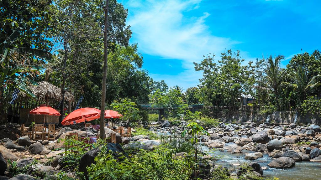 EastJavaTourism's tweet image. Enjoy village tourism experience in #KwedenRiverPark in Salamrojo village, Berbek sub-district, #Nganjuk. The location is not too far from Nganjuk city, but the village atmosphere is very refreshing #TravelToEastJava