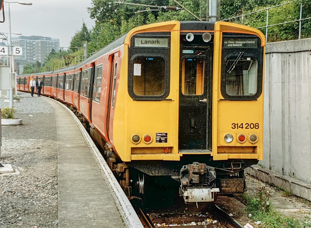 miles_chains's tweet image. 314208 In Strathclyde PTE orange and black awaits its driver in the platform at Dalmuir, ready to work the next service to Lanark. #Class314 #StrathclydePTE #Scotrail #Dalmuir #Trainspotting