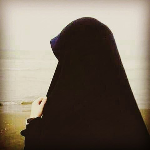 ،،
الفتاة التي لا تتحمّل حرّ #الحجاب وستر ما أمر الله به من مفاتنها كيف تكون مع #زينب !.
،،