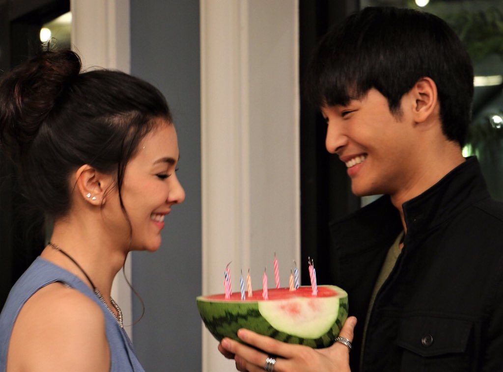 ApoNattawinofc's tweet photo. สสวก นะสารวัตร

คนถือเค้กแตงโม หล่อมาก เท่มาก น่ารักมากอ่าค่ะ

#Nnattawin 
#ไข่มุกมังกรไฟรีรัน https://t.co/fgcmUJ4GM4