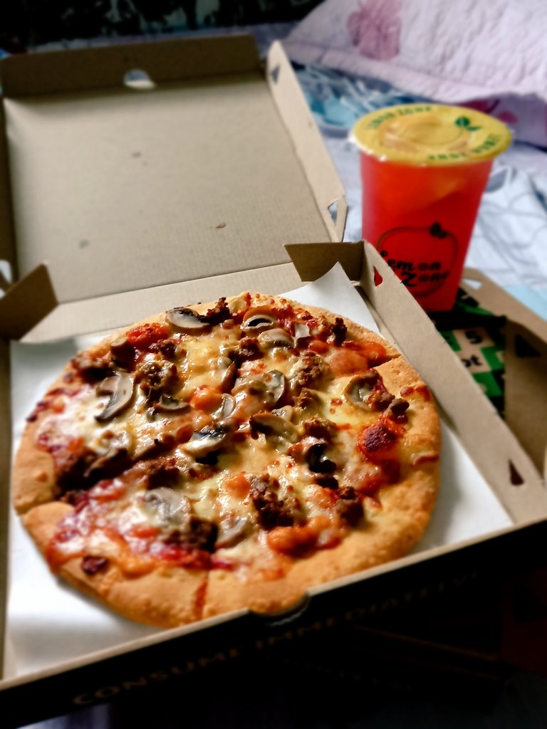 SkyLabyrinth4's tweet photo. The only triangle i love. Tara merienda on a rainy aftieπππ
#greenwichpizza
#strawberrylemon
#lemonzone https://t.co/I5m18ifipy