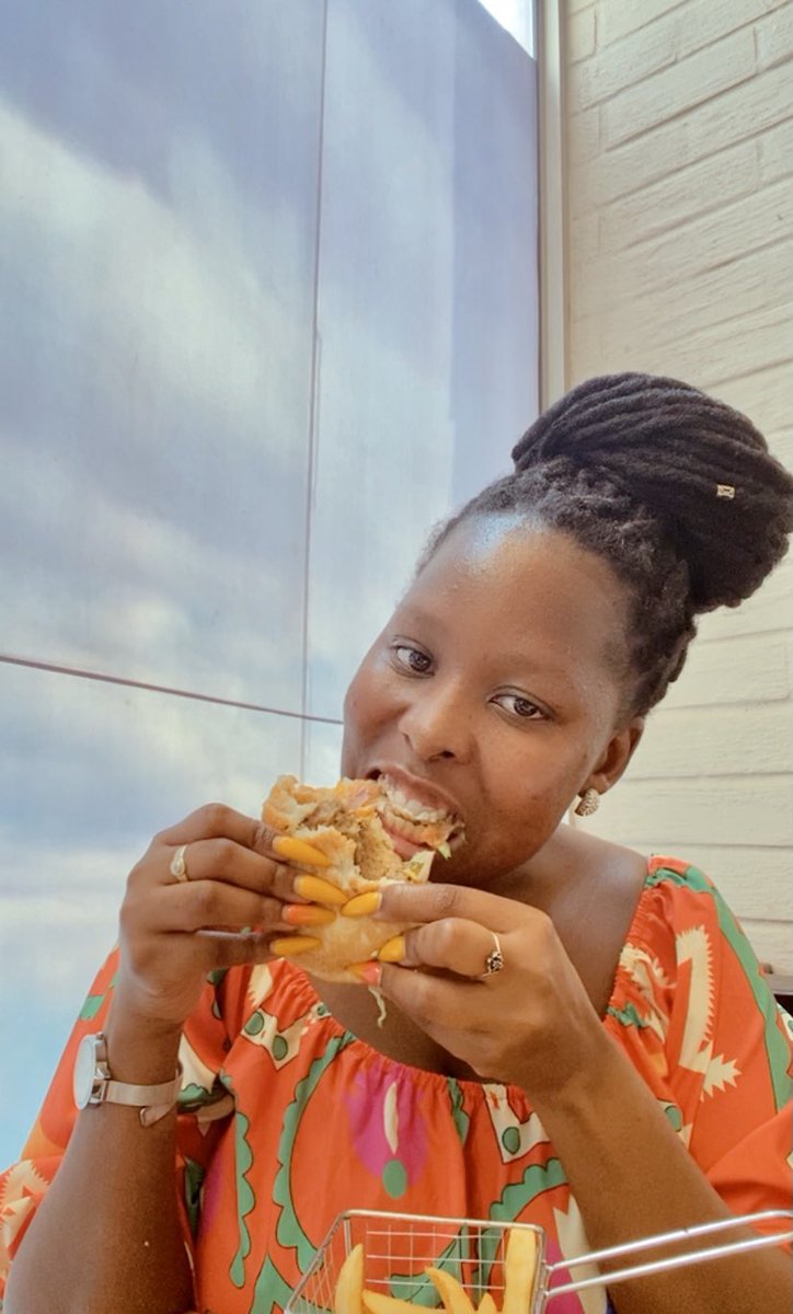 Happiness is finding out there's vegan options at your favorite restaurant 😊

It's cheeseburger Mondays at spur start your week off with a BANG don't miss out on these great specials I promise you won't regret 😉

#SpurCheeseBurgerMondays
#SpurSteakRanches
#ad @SpurRestaurant