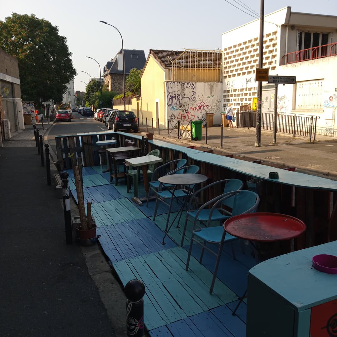 Après un mois de fermeture la cyano rouvre ses portes avec quelques p'tites améliorations. 
Un rayon disquaire élargi.
Une librairie rangée.
Une terrasse bleu comme le ciel.

#lacyanopsitta
#librairie 
#disquaire 
#salondethe 
#epicerie 
#vitrysurseine 
#ivrysurseine