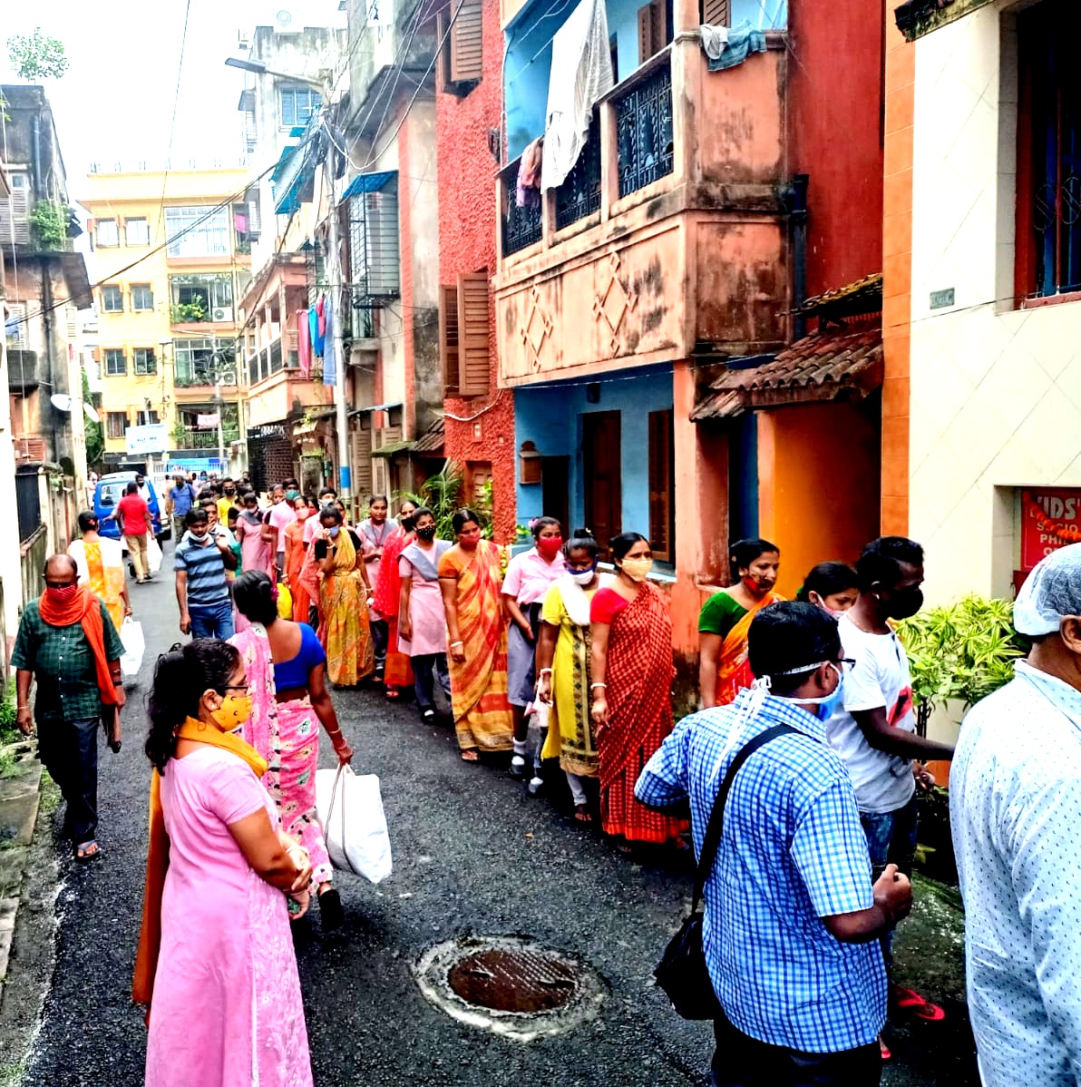 techmahindracsr's tweet photo. Understanding the need of the hour
Sharing some moments from the #COVIDRelief drive conducted in the nearby villages &amp; areas of Kolkata. Our location team along with @tech_mahindra volunteers &amp; partners distributed #dryration kits to over 600 families.
#ResolveToRise #RiseforGood https://t.co/dZ7QVqBch9