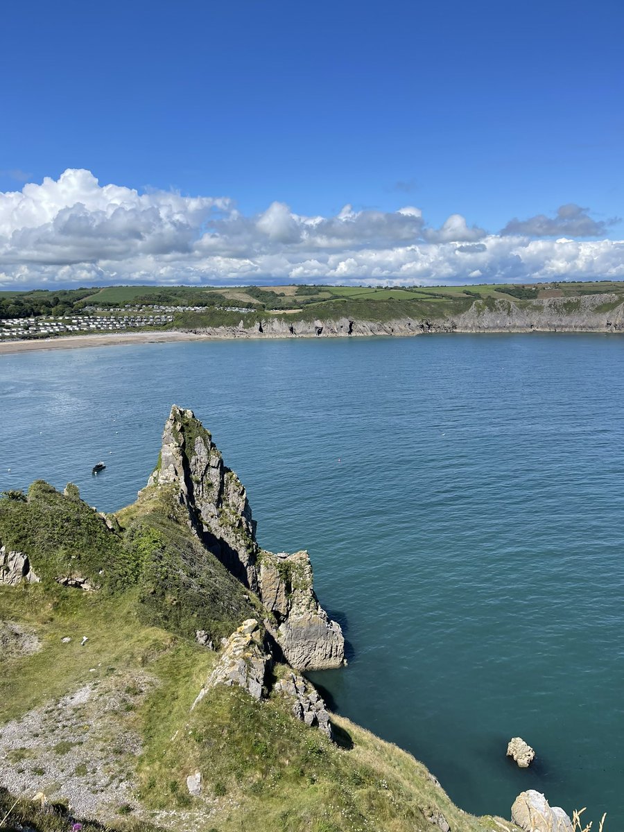 With the fine weather forecast this week, the vast amount of amazing walks &amp; beaches in Pembrokeshire. Why not treat yourself to a ‘poshpicnic’ and explore #Pembrokeshire #rambling <a href="/RamblersCymru/">Ramblers Cymru 🏴󠁧󠁢󠁷󠁬󠁳󠁿</a> 
<a href="/StormHour/">#StormHour</a> <a href="/ThePhotoHour/">#ThePhotoHour</a>