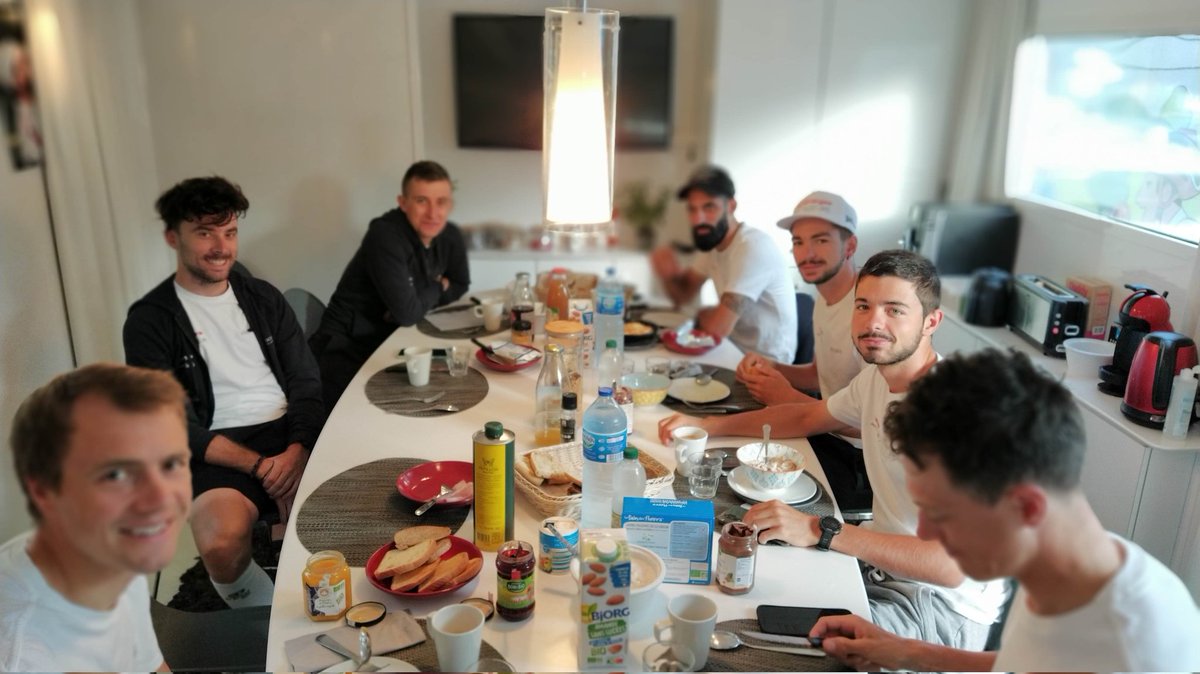 1ere étape du @TourPoitouChtes pour <a href="/TeamTotalEnrg/">Team TotalEnergies</a>
Rien de mieux qu'un bon pdj pour réaliser une belle perf.
Je vous 💩 les gars  @Elior_France 
#appetitdumieux