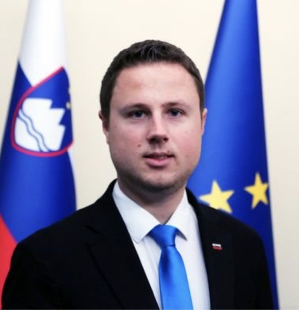 MatjaNemec's tweet photo. ⚠️Predlagali bomo javno seja KNOVS. 
Raziskovalni novinarji bodo predstavili dognanja o možnih povezavah visokih vladnih predstavnikov @vladaRS in @policija, @ZanMahnic, @KanglerFranc in @dr_Olaj z državno financiranimi neonacisti. @EKvSloveniji
Javnost ima pravico vedeti. https://t.co/MitthWmdCM