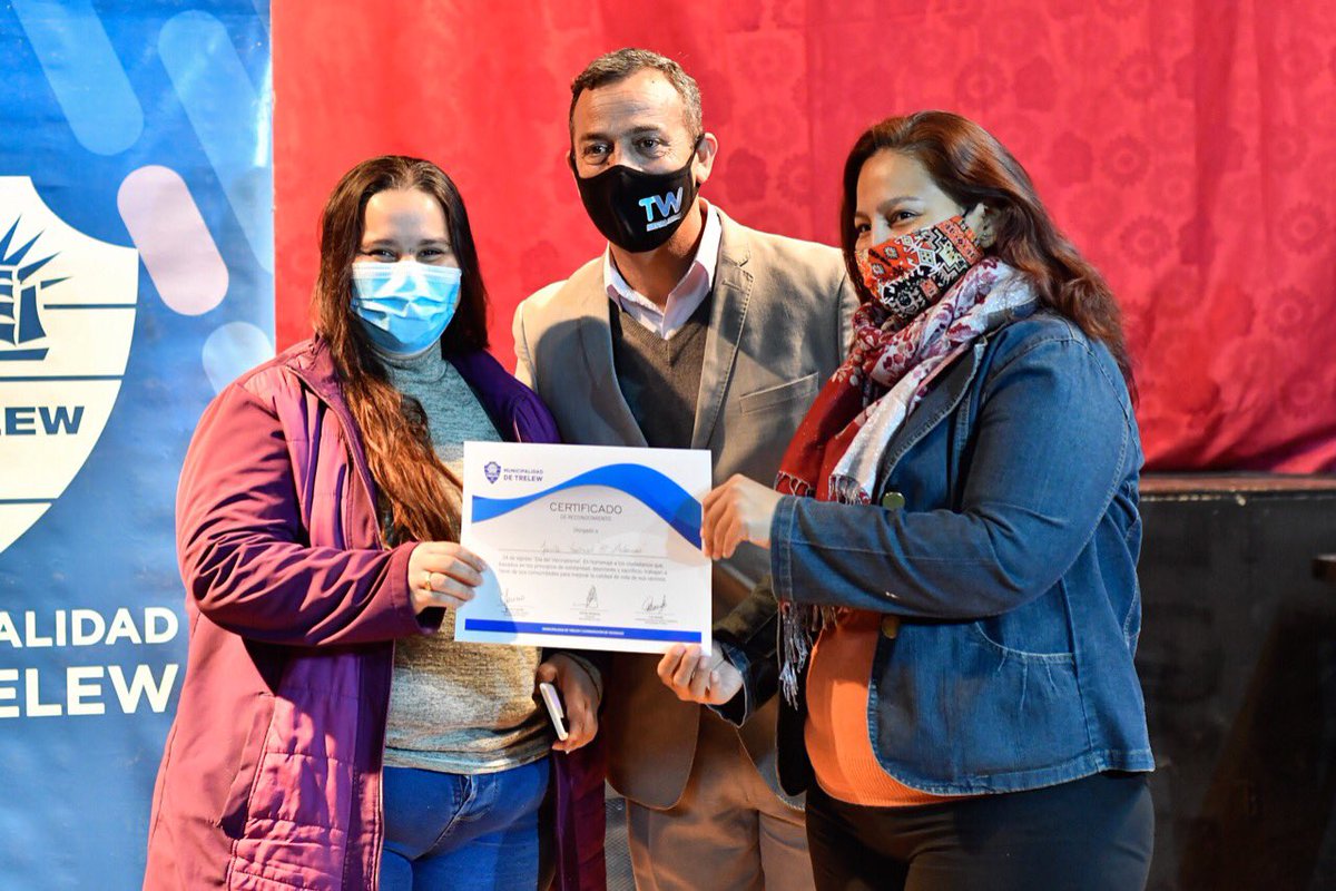 TWAMADERNA's tweet photo. En el Día del Vecinalismo el reconocimiento es para quienes facilitan nuestro trabajo, profundizando las políticas públicas en cada barrio.
La pandemia demostró la entrega de cada vecinalista para con sus vecinos y nos permitió articular con ellos las acciones necesarias. https://t.co/62lxSb43pl