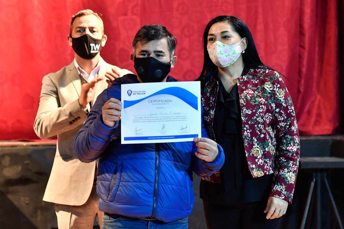 TWAMADERNA's tweet photo. En el Día del Vecinalismo el reconocimiento es para quienes facilitan nuestro trabajo, profundizando las políticas públicas en cada barrio.
La pandemia demostró la entrega de cada vecinalista para con sus vecinos y nos permitió articular con ellos las acciones necesarias. https://t.co/62lxSb43pl