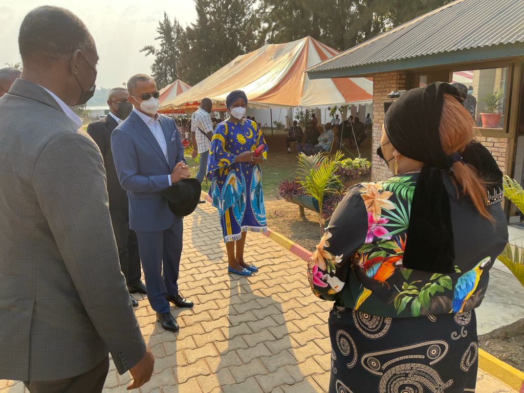 abelamundala's tweet photo. Moise Katumbi au deuil de Baba Kyungu wa Kumwanza !
#Lubumbashi 24 Août 2021.
Pleurons avec ceux qui pleurent... https://t.co/oXiP9vZRFF