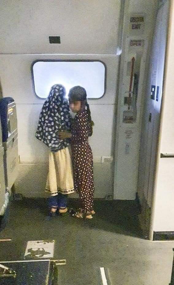 Due bambine afghane in viaggio verso l'Italia su un aereo della nostra Aeronautica Militare. Benvenute piccole ❤