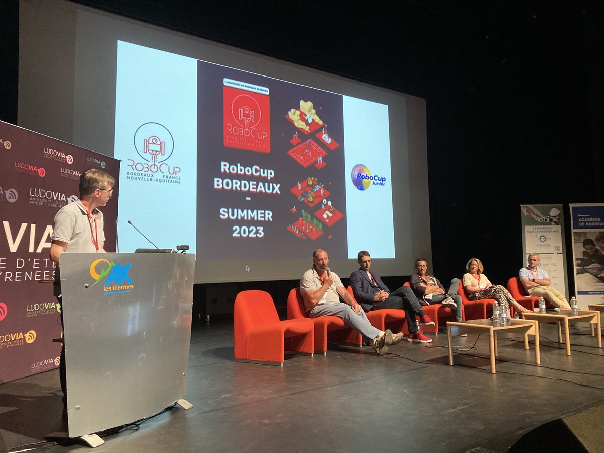 #Ludovia18 écosystème de la robotique éducative autour du projet ⁦<a href="/eF_perseverons/">eFran_Persévérons</a>⁩ une table ronde animée par Laurent Gallon du Liuppa