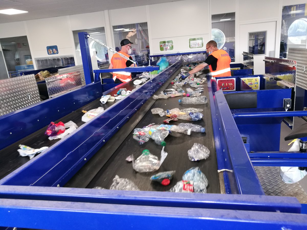 Mme Dorliat-Pouzet, Secrétaire Générale <a href="/Prefet27/">Préfet de l'Eure</a>  visite le nouveau centre de tri du #setom27, guidée par Alain Petitbon, Président du SETOM

A partir du 1er Septembre finies les hésitations et les erreurs
Ce nouvel outil permettra une simplification des consignes de tri