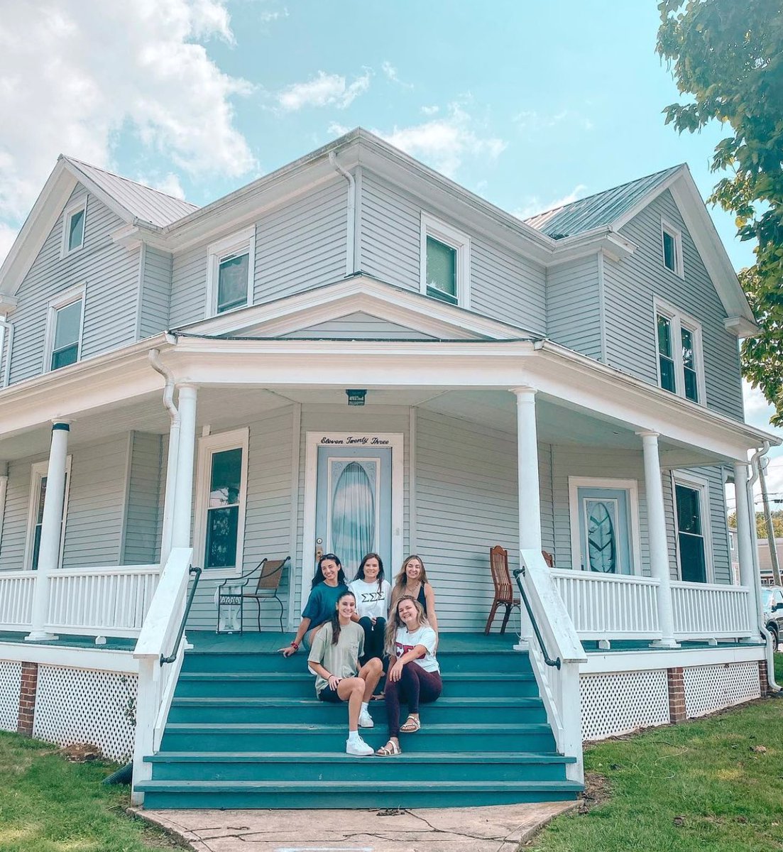 TriSigma_RU's tweet photo. The sisters of Tri Sigma here at Radford University hope your first day of school was a success 💜 https://t.co/uygVUB6ULR