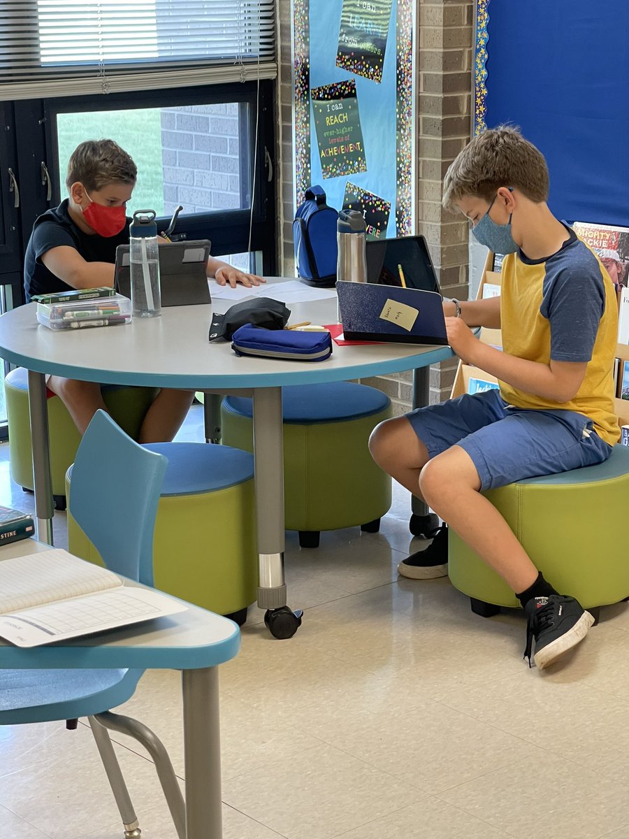 LinesDen28's tweet photo. Our first math challenge! Today Ss watched a video about making our brain stronger by doing challenging work! Then we tried making numbers 1-20 with only using the #4, 4 times! @joboaler #inspirationalmath https://t.co/tYFnhGor1D