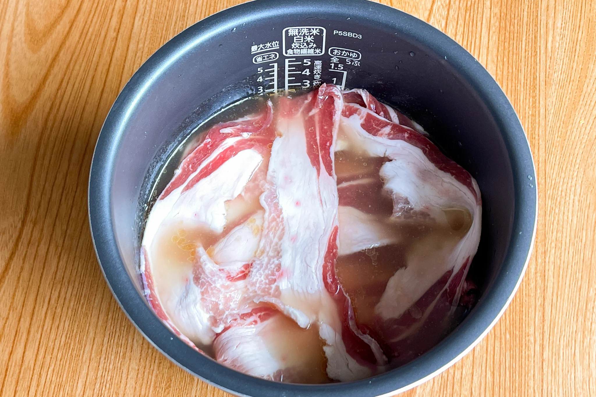簡単でとっても美味しそう！豚バラ肉を使った「炊き込みご飯」レシピ！