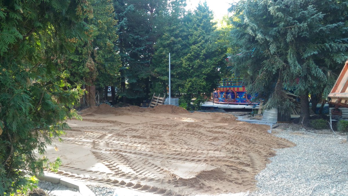 Полным ходом проводятся работы на территории Летнего сада в рамках программы "Формирование комфортной городской среды" в г. Родники.