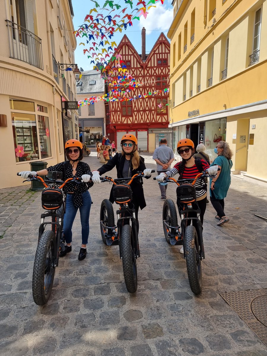 OTAuxerrois's tweet photo. Dans le cadre de la relance du marché chinois organisée par @EuroPass_Paris et dans le cadre de l’adhésion d'@OTAuxerrois  au "Club Chine" du CRT, l'office de tourisme a reçu deux #influenceuses chinoises
Au programme de leur journée : #visite d'Auxerre en e-trotts 🚴🏻‍♀️ https://t.co/iPVHDFaJnw