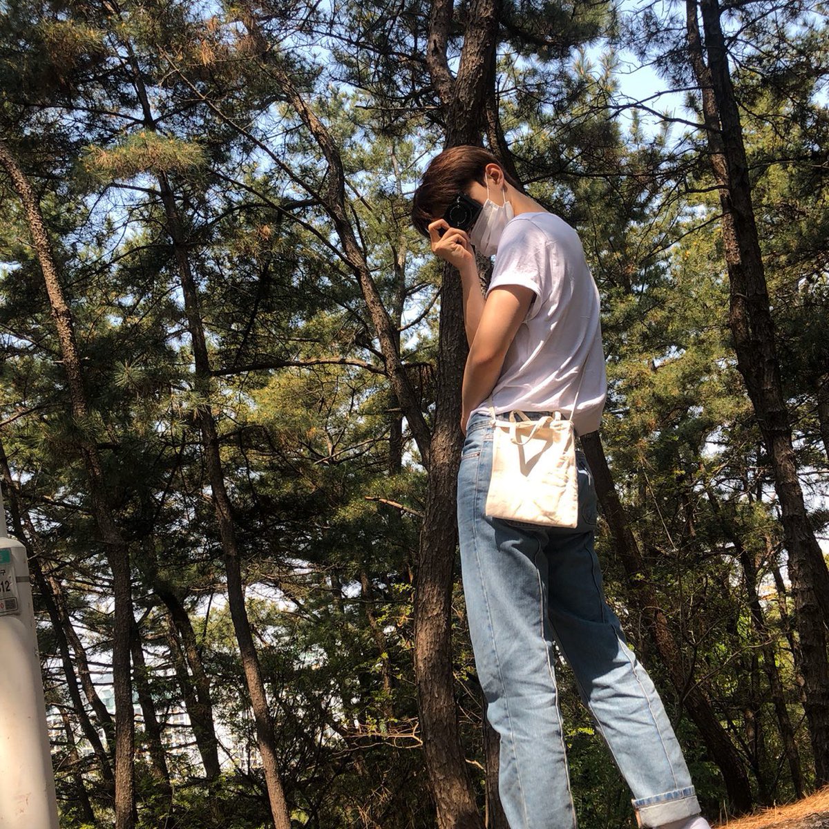 ในDazed magazine คำถามคืออยากให้โฟโต้การ์ดที่เป็นของขวัญอะไรกับเดอะบี คิวตอบว่าส่วนตัวคิวเป็นคนชอบถ่ายรูปแบบใช้กล้องถ่าย ก็เลยได้เก็บภาพที่ถ่ายได้โดยบังเอิญไว้ คิวบอกคิวชอบภาพเหล่านั้นมากๆ แล้วก็อยากเลือกมา1รูปเพื่อให้เป็นโฟโต้การ์ด(กับเดอะบี)