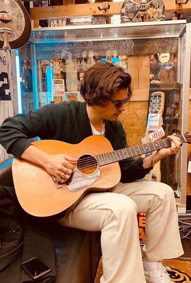 momrrystagram's tweet photo. Still got it! Any song suggestions? #MusicMom #OleGuitar #TpwkTo100M https://t.co/kVQA22e0Pa
