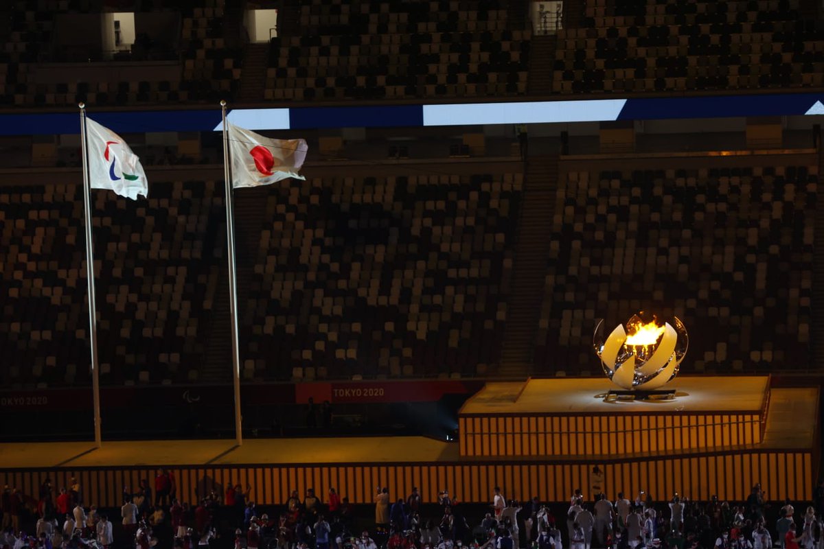 conadeoficial's tweet photo. VUELVE EL FUEGO PARALÍMPICO

🔥 Con el encendido del pebetero #Paralympics y motivación a tope en los deportistas, concluye la ceremonia de inauguración de los XVI Juegos Paralímpicos en el Estadio Olímpico de Tokio. 🏟️ | 🔴🔵🟢🙌🙌

#ADejarHuellaeEnTokio🇯🇵⛩️ https://t.co/Dil7bQj9qy